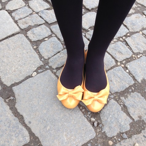 weraing mel tangerine in yellow