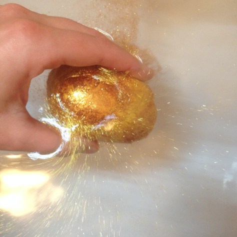 lush golden egg bath bomb in the tub